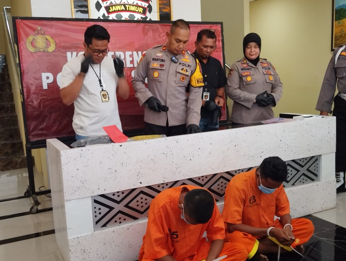 MENUNDUK: 2 pelaku pengeroyokan di Sumenep