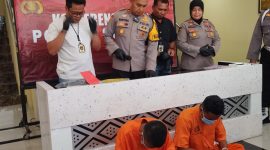 MENUNDUK: 2 pelaku pengeroyokan di Sumenep