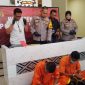 MENUNDUK: 2 pelaku pengeroyokan di Sumenep