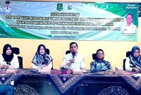 MENGARAHKAN: Kepala Dinas Sosial Kabupaten Sumenep, Mustangin, saat memberikan arahan kepada penerima bantuan (SandiGT - Seputar Jatim)