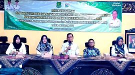 MENGARAHKAN: Kepala Dinas Sosial Kabupaten Sumenep, Mustangin, saat memberikan arahan kepada penerima bantuan (SandiGT - Seputar Jatim)