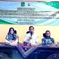 MENGARAHKAN: Kepala Dinas Sosial Kabupaten Sumenep, Mustangin, saat memberikan arahan kepada penerima bantuan (SandiGT - Seputar Jatim)