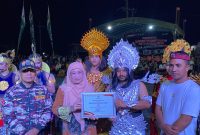 Wakil Bupati Sumenep, Dewi Khalifah, saat memberikan penghargaan sebagai juara umum kepada Musik Tong Tong Angin Ribut