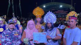 Wakil Bupati Sumenep, Dewi Khalifah, saat memberikan penghargaan sebagai juara umum kepada Musik Tong Tong Angin Ribut