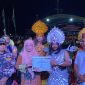 Wakil Bupati Sumenep, Dewi Khalifah, saat memberikan penghargaan sebagai juara umum kepada Musik Tong Tong Angin Ribut