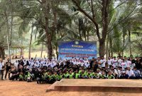 SEMANGAT: Foto bersama guru dan siswa PP Al-Islamiyah Pakondang Rubaru, usai menggelar Outbound Family Gathering, di Pantai Slopeng Sumenep