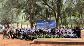 SEMANGAT: Foto bersama guru dan siswa PP Al-Islamiyah Pakondang Rubaru, usai menggelar Outbound Family Gathering, di Pantai Slopeng Sumenep
