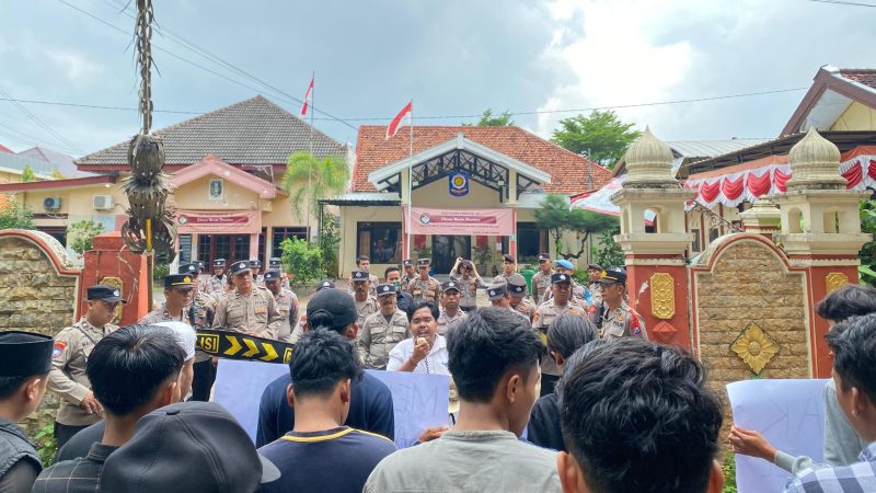 ORASI: Gamas saat makukan demonstrasi di depan Kantor Satpol PP Sumenep