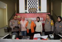 MENUNDUK: Polres Sumenep, saat mengungkap pelaku pembuangan bayi di teras masjid (Sandi GT - Seputar Jatim)