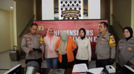 MENUNDUK: Polres Sumenep, saat mengungkap pelaku pembuangan bayi di teras masjid (Sandi GT - Seputar Jatim)