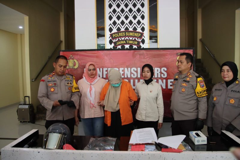 MENUNDUK: Polres Sumenep, saat mengungkap pelaku pembuangan bayi di teras masjid (Sandi GT - Seputar Jatim)
