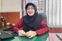 TERSENYUM: Kepala Bidang Pemberdayaan Koperasi dan Usaha Kecil Menengah (UMKM) Dinkopukmperindag Sumenep, Yuliana saat ditemui di ruangannya (Sand GT - Seputar Jatim)