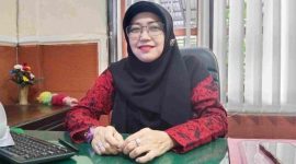 TERSENYUM: Kepala Bidang Pemberdayaan Koperasi dan Usaha Kecil Menengah (UMKM) Dinkopukmperindag Sumenep, Yuliana saat ditemui di ruangannya (Sand GT - Seputar Jatim)
