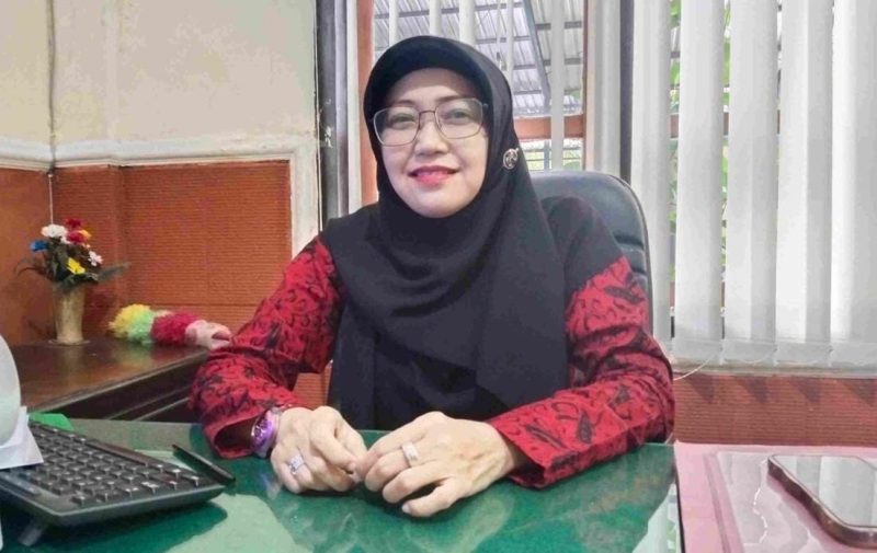 TERSENYUM: Kepala Bidang Pemberdayaan Koperasi dan Usaha Kecil Menengah (UMKM) Dinkopukmperindag Sumenep, Yuliana saat ditemui di ruangannya (Sand GT - Seputar Jatim)