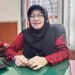 TERSENYUM: Kepala Bidang Pemberdayaan Koperasi dan Usaha Kecil Menengah (UMKM) Dinkopukmperindag Sumenep, Yuliana saat ditemui di ruangannya (Sand GT - Seputar Jatim)