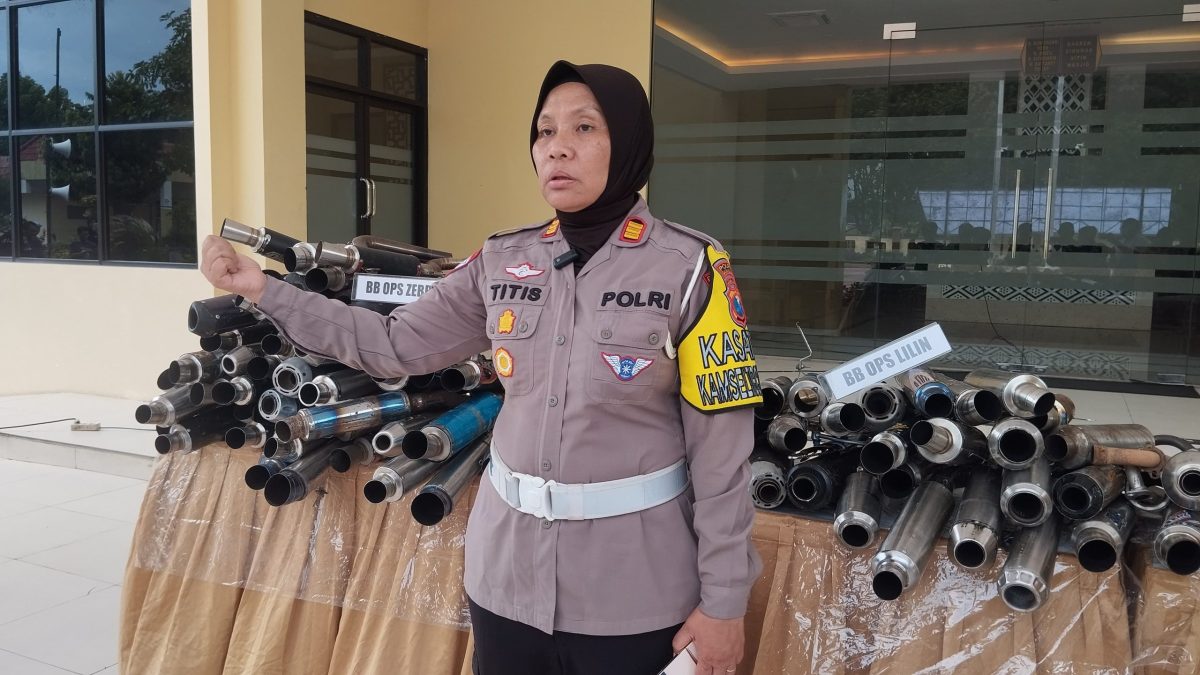 TEGAS: Kasat Lantas Polres Sumenep 2024, Ninit Titis Dwiyani, saat diwawancarai jurnalis Seputar Jatim (SandiGT - Seputar Jatim)