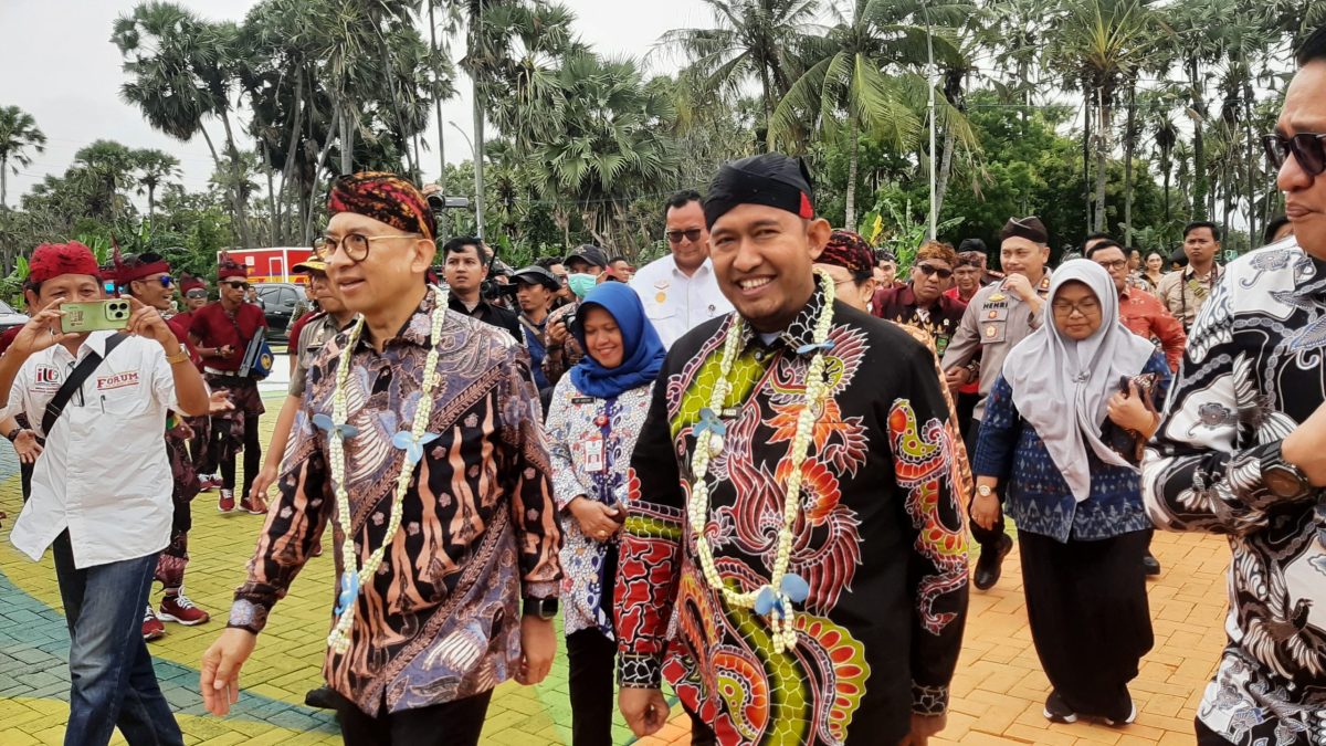 BERJALAN: Bupati Sumenep, Achmad Fauzi Wongsojudo, mendampingi Menteri Kebudayaan Republik Indonesia, Fadli Zon, untuk meresmikan Monumen Keris Arya Wiraraja