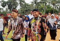 BERJALAN: Bupati Sumenep, Achmad Fauzi Wongsojudo, mendampingi Menteri Kebudayaan Republik Indonesia, Fadli Zon, untuk meresmikan Monumen Keris Arya Wiraraja