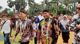 BERJALAN: Bupati Sumenep, Achmad Fauzi Wongsojudo, mendampingi Menteri Kebudayaan Republik Indonesia, Fadli Zon, untuk meresmikan Monumen Keris Arya Wiraraja