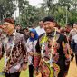 BERJALAN: Bupati Sumenep, Achmad Fauzi Wongsojudo, mendampingi Menteri Kebudayaan Republik Indonesia, Fadli Zon, untuk meresmikan Monumen Keris Arya Wiraraja
