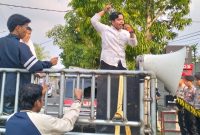 TERIAK: Aktivis Gamas Sumenep, Tolak Amir, saat menyampaikan orasi penolakan Dj Almira (Sand GT)