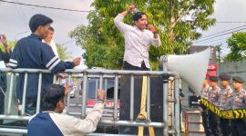TERIAK: Aktivis Gamas Sumenep, Tolak Amir, saat menyampaikan orasi penolakan Dj Almira (Sand GT)