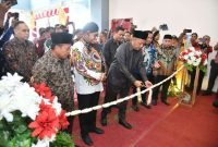 BAHAGIA: Bupati Sumenep, Ahmadd Fauzi Wongsojudo, menemani Ketua DPRD Sumenep Zainal Arifin, saat pemotongan rantai melati sebagai simbol peresmian gedung baru DPRD Sumenep (SandiGT - Seputar Jatim)