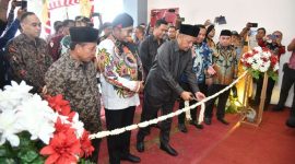 BAHAGIA: Bupati Sumenep, Ahmadd Fauzi Wongsojudo, menemani Ketua DPRD Sumenep Zainal Arifin, saat pemotongan rantai melati sebagai simbol peresmian gedung baru DPRD Sumenep (SandiGT - Seputar Jatim)