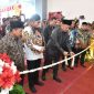 BAHAGIA: Bupati Sumenep, Ahmadd Fauzi Wongsojudo, menemani Ketua DPRD Sumenep Zainal Arifin, saat pemotongan rantai melati sebagai simbol peresmian gedung baru DPRD Sumenep (SandiGT - Seputar Jatim)