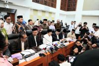 JUMPA PERS: Jajaran Kementerian Agama RI dan Anggota Komisi VIII DPR RI usai menyepakati biaya haji turun, di Senayan, Jakarta