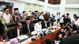 JUMPA PERS: Jajaran Kementerian Agama RI dan Anggota Komisi VIII DPR RI usai menyepakati biaya haji turun, di Senayan, Jakarta