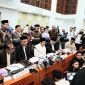 JUMPA PERS: Jajaran Kementerian Agama RI dan Anggota Komisi VIII DPR RI usai menyepakati biaya haji turun, di Senayan, Jakarta