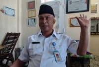 MENJELASKAN: Kepala Disbudporapar Sumenep, Mohamad Iksan saat ditemui wartawan di ruangannya (SandiGT - Seputar Jatim)