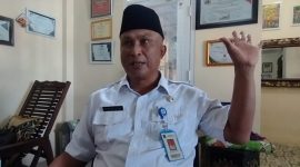 MENJELASKAN: Kepala Disbudporapar Sumenep, Mohamad Iksan saat ditemui wartawan di ruangannya (SandiGT - Seputar Jatim)