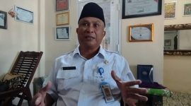 TEGAS: Kepala Disbudporapar Sumenep, Mohamad Iksan saat ditemui wartawan di ruangannya (SandiGT - Seputar Jatim)