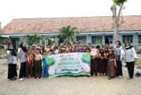 CERIA: Kepala Puskesmas Pamolokan Sumenep, Novia Sri Wahyuni bersama staffnya foto bersama usai melaksanakan program 'Petik Semangka' di lingkungan sekolah dasar. (SandiGT - Seputar Jatim)