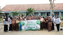 CERIA: Kepala Puskesmas Pamolokan Sumenep, Novia Sri Wahyuni bersama staffnya foto bersama usai melaksanakan program 'Petik Semangka' di lingkungan sekolah dasar. (SandiGT - Seputar Jatim)