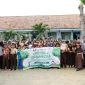 CERIA: Kepala Puskesmas Pamolokan Sumenep, Novia Sri Wahyuni bersama staffnya foto bersama usai melaksanakan program 'Petik Semangka' di lingkungan sekolah dasar. (SandiGT - Seputar Jatim)