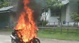 MENYALA: Sepeda motor milik seorang Guru SMA Putra Bangsa Pulau Kangean Sumenep dibakar