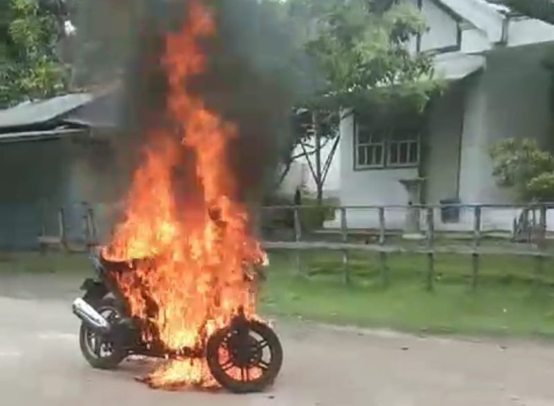 MENYALA: Sepeda motor milik seorang Guru SMA Putra Bangsa Pulau Kangean Sumenep dibakar