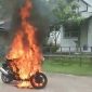 MENYALA: Sepeda motor milik seorang Guru SMA Putra Bangsa Pulau Kangean Sumenep dibakar