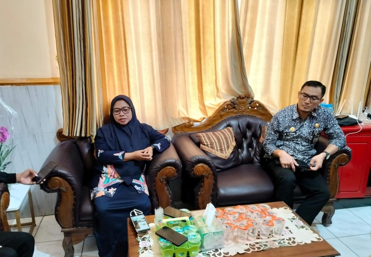 TEGAS: Kepala Dinas Kesehatan P2KB Sumenep, Ellya Fardasyah (kiri), saat menjelaskan soal pengelolaan dana kapitasi puskesmas