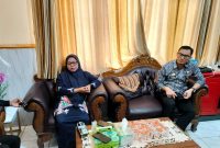 TEGAS: Kepala Dinas Kesehatan P2KB Sumenep, Ellya Fardasyah (kiri), saat menjelaskan soal pengelolaan dana kapitasi puskesmas