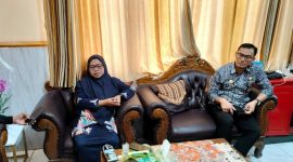 TEGAS: Kepala Dinas Kesehatan P2KB Sumenep, Ellya Fardasyah (kiri), saat menjelaskan soal pengelolaan dana kapitasi puskesmas
