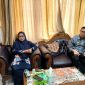 TEGAS: Kepala Dinas Kesehatan P2KB Sumenep, Ellya Fardasyah (kiri), saat menjelaskan soal pengelolaan dana kapitasi puskesmas