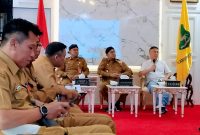RAPAT: Pertemuan CEO Stemcell United Limited, Fhilip Gu, dengan Bupati Sumenep Achmad Fauzi Wongsojudo, saat membahas kerjasama bidang perikanan. (SandiGT - Seputar Jatim)