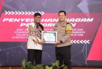 PRESTASI: Bupati Sumenep saat memberikan penghargaan kepada Kapolres Sumenep AKBP Henri Noveri Santoso sebagai inisiator ketahanan pangan
