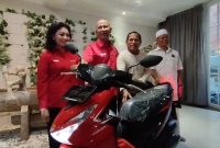 BAHAGIA: Ketua Banggar DPR RI, MH Said Abdullah, saat menyerahkan sepeda motor Honda Beat kepada Guru Honorer Muhammad Noeruddin