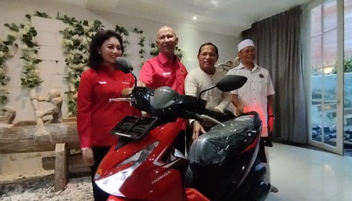 Said Abdullah Serahkan Sepeda Motor Beat dan Uang Rp15 Juta kepada Guru Honorer 30 Tahun Korban Kekerasan