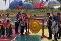 PEMUKULAN GONG: Bupati Sumenep, Achmad Fauzi Wongsojudo saat mendampingi Menteri Kebudayaan RI Fadli Zon, saat meresmikan Monumen Keris Arya Wiraraja di Kecamatan Pragaan (SandGT - Seputar Jatim)